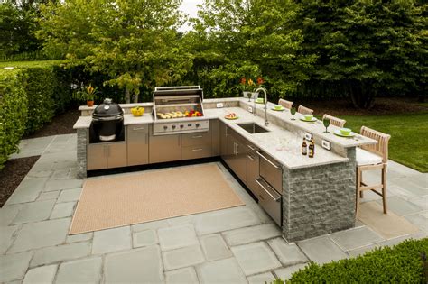 Styles and finishes can be customized to create the perfect look to enhance your home and patio. L-Shaped Outdoor Kitchen Design Inspiration | Danver