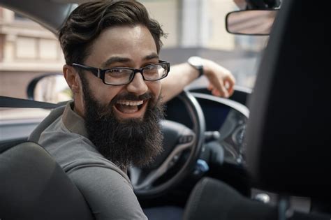 Hombre Carismático Feliz Conduciendo Un Automóvil Foto Gratis