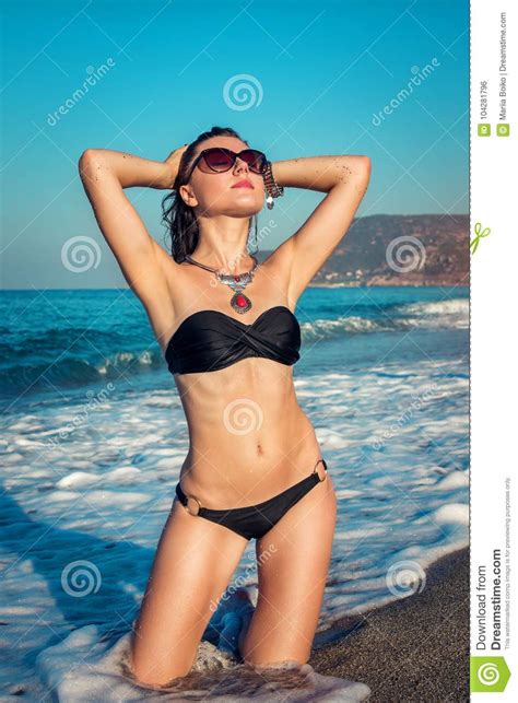 Femme Sexy Dans Le Bikini Prenant Un Bain De Soleil Sur La Plage Photo Stock Image Du Assez