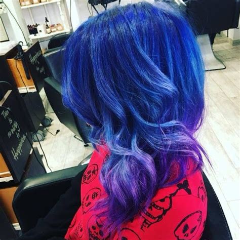 L'armocromia per i capelli della stagione primavera punta tutto sulle nuance e i riflessi caldi, con differenze a seconda del sottogruppo di appartenenza. #trend #colore #capelli 2019: #bluehair #capelliblu #viola ...