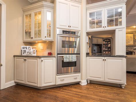 Custom cabinetry provides unique storage and exterior designs that complement any décor. Cabinet Doors Chicago IL | K-Cabinet