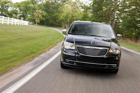 Chrysler Town And Country Reviews Research New And Used Models Motor Trend