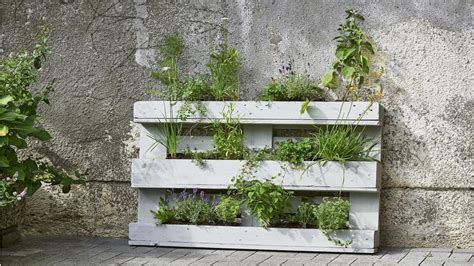 Pflanztreppe selber bauen fur vertical gardening. Aus einem Sichtschutz machst du ganz einfach einen ...