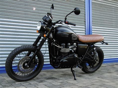 Fitting british customs shotgun exhausts to triumph street scrambler 2017. Our blacked-out Scrambler comes with a leather seat by ...