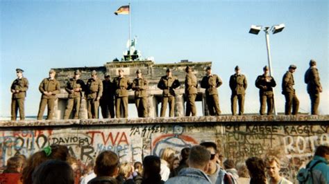 Foto Mengenang Runtuhnya Tembok Berlin Kumparan Com