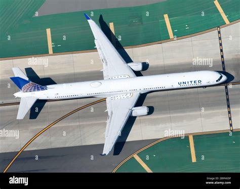 United Airlines Boeing 757 Taxiing At Los Angeles International Airport