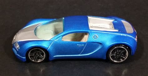 2010 Hot Wheels Hot Auction Bugatti Veyron Satin Blue Die Cast Toy Dre
