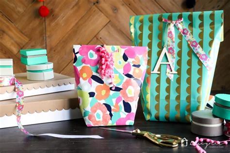 I love giving gifts in gift bags during the holiday season, but they can get expensive. Ready for Holiday Season: Fun Ways to DIY Gift Bags
