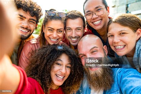 Photo Libre De Droit De Groupe Multiracial Damis Heureux Prenant Un Selfie Dans Une Rue Urbaine
