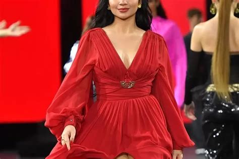 Ariel Tatum Tampil Menawan Di Panggung Paris Fashion Week Dengan Gaun