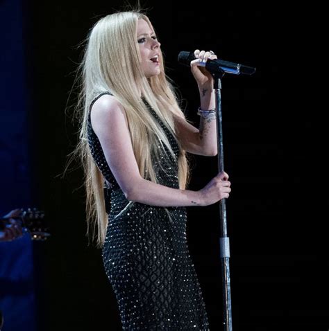 Avril Lavigne Performs First Show In More Than A Year Amid Lyme Disease Battle Irish Mirror Online