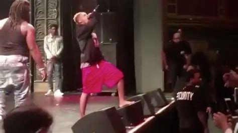Xxxtentacion Returns To Stage After Getting Jumped To Yell F K Rob Stone