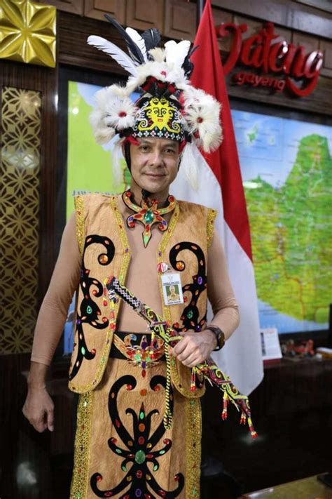 Contoh Pakaian Adat Suku Dayak Baju Adat Tradisional Images And