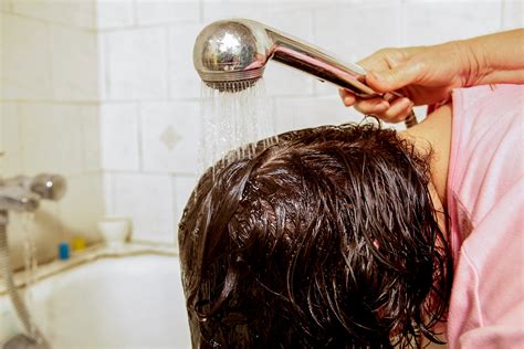 Dalam memiliki rambut berwarna, kamu harus fokus pada perawatan untuk menjaga kesehatan dan kelembapan rambut agar tetap terlihat fresh dan tidak kusam. 46+ Cat Rambut Yang Hanya Terlihat Saat Terkena Sinar, Inspirasi Untuk Gaya