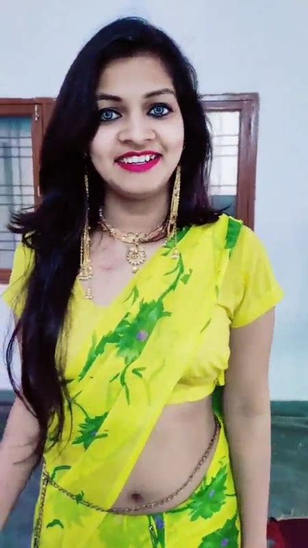 Hot Marathi Gilr Sexy Navel In Yellow Saree And Belly Chain
