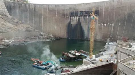 Kariba Dam Southern Africas Biggest Dam Halts Power Generation To