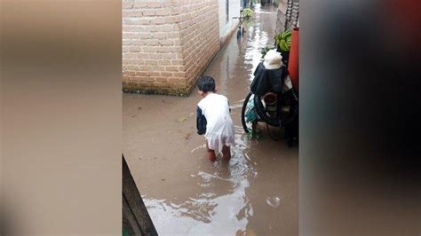 Beberapa Jam Dilanda Hujan Deras Puluhan Rumah Warga Rawa Bangun