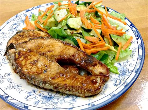 Grill ikan salmon bersama salad via resepinannie.blogspot.com. RESEPI NENNIE KHUZAIFAH: Grill ikan salmon bersama salad