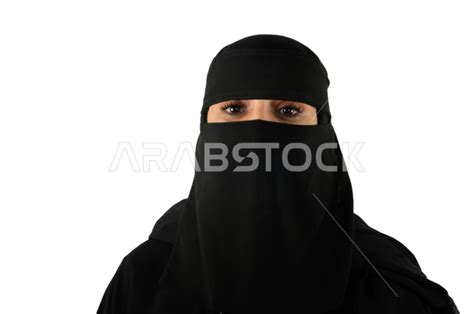 بورتريه لامرأة عربية خليجية سعودية منقبة ترتدي الزي السعودي التقليدي وتنظر إلى الكاميرا، إيماءات