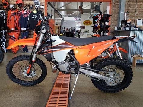 It has been completely reworked for 2020 and sets a clear benchmark for intuitive handling, unique style and top performance. 2020 KTM 250 XC-W TPI 6733 | MCC Motor Cycle Center