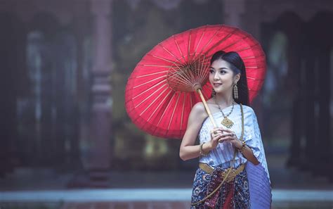 Ind2400 Beautiful Thai Woman In Traditional Thai Dress Sasin Tipchai Flickr
