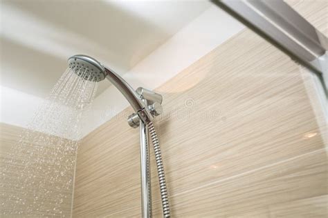 wodny nagrzewacz i prysznic obraz stock obraz złożonej z łazienka odświeżanie 83521649