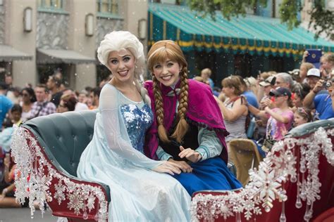 B ディズニー Inaugural Anna Elsas Royal Welcome Parades Through Disneys Hollywood Studios