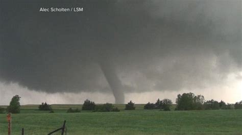 Video Tornadoes Continue To Wreak Havoc Across The Great Plains Abc News