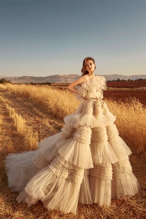 Scopri tutte le tendenze abiti da sposa 2021 e i modelli già in disponibili in atelier, uno più bello dell'altro. 1001 + Idee per Abiti da sposa 2021 tendenze da scoprire