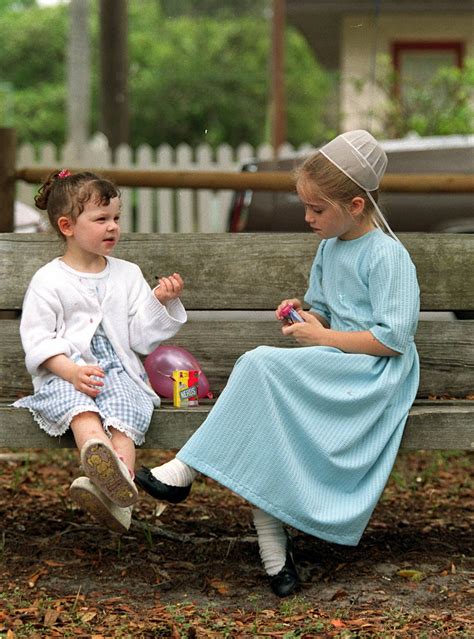 Amish And English Girl In Pinecraft Park Sarasota Fl Amish Culture