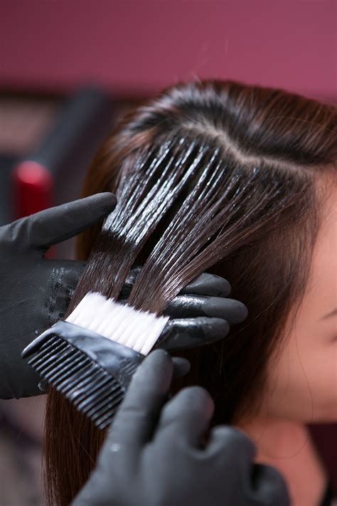 Biasanya, untuk mewarnai rambut, kebanyakan orang akan memilih untuk pergi ke salon. Lagi #DiRumahAJa? Yuk, Pelajari Cara Mewarnai Rambut Sendiri!