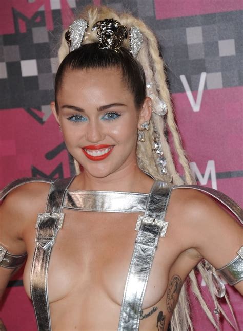 miley cyrus at arrivals for mtv video music awards 2015
