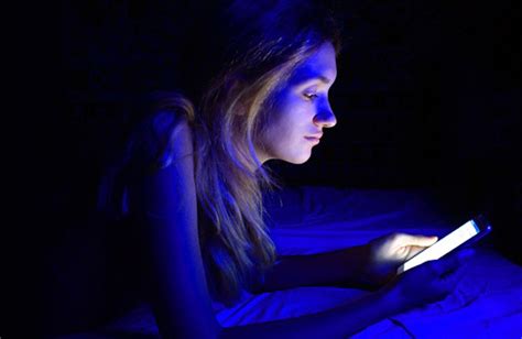Cómo Interfiere La Luz Azul De Tu Celular Con Tu Sueño De Reporteros
