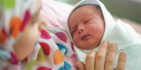 Biasanya, ibu lebih berperan dalam memilihkan nama bayi perempuan. 75 Nama Bayi Perempuan Islami untuk Putri Cantik Nan Salihah