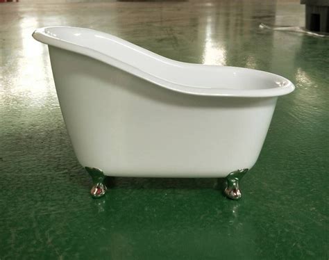 Ha una conformazione spaziale tale da potere essere collocata in posizione angolare od anche развернуть. Bathtubs White with silver claw feet prebuy | American ...
