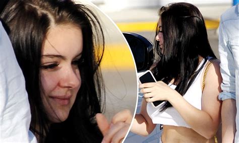 Ariel Winter Goes Make Up Free As She Shows Off Toned Abs