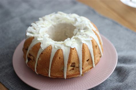 Kuchen mit schokolade und kokos. Rhabarber-Kokos-Gugelhupf mit weißer Schokolade