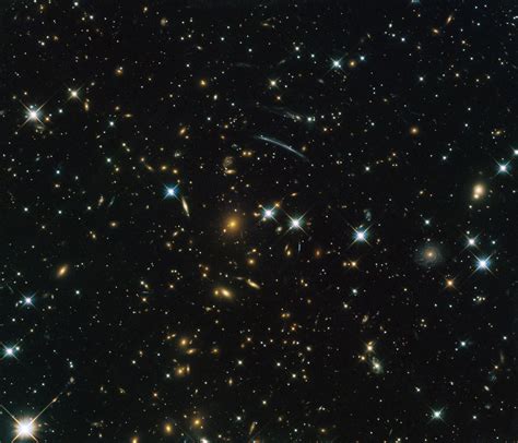 Hubble Snaps Beautiful Image Of Giant Galaxy Cluster Sci