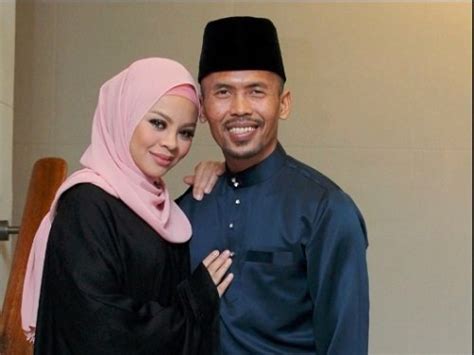 Menurut sarah, sebelum ini pun beliau pernah dihina oleh orang ramai sehingga mengguris hati dan perasaan beliau apabila memuat naik gambar lamanya. Suami Dayus Kerana Tanya Isteri Sebelum Buat Keputusan ...