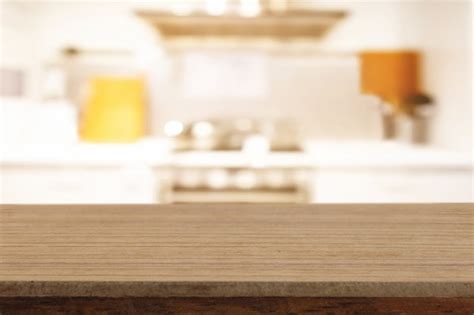 Empty wooden table space platform and blurred shopping mall or shopping center background. ぼかしの背景の上に木製の松テーブル | プレミアム写真