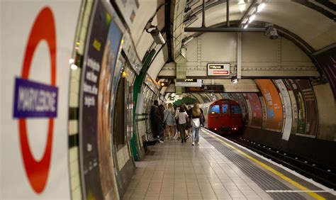 Exiting An Elephant And Castle Bound Bakerloo Line Train D Flickr