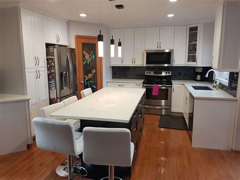 At springfield woodworking, you will find it easy to get the look and design that you want for kitchen, vanity, office, custom cabinetry and cabinets in your winnipeg home, manitoba. Pearl white kitchen with Mocha Island - Winnipeg Cowry