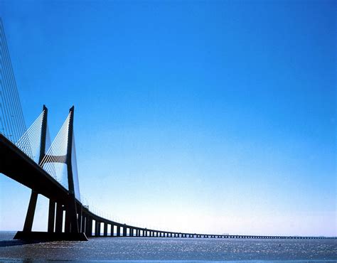 Hinter der dicken wand ohne fenster verbirgt sich ein portugiesisches restaurant, das mit charme alter schule und dem plärrenden großbildschirm in der ecke vor allem die portugiesische diaspora anzieht. Ponte Vasco da Gama, Lisboa | Bridge, Village, City