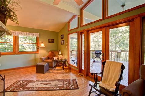 We are under 2.5 miles from the gatlinburg arts and crafts trail, 6 miles from dollywood and 10 miles or less to everything these 2 popular destinations have to offer. Creekside Cabin - Pet-friendly - Gatlinburg - Cozy ...