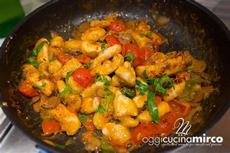 Check spelling or type a new query. Straccetti di pollo e funghi con pomodorini | Oggi Cucina ...