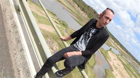 Regelmäßig ist fabian kahl auf dem. So lebt Fabian Kahl auf Schloss Brandenstein - ZDFmediathek