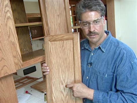 When we first got quotes for the kitchen remodel, the majority of the $$$ were going towards new cabinets! How to Reface and Refinish Kitchen Cabinets | how-tos | DIY