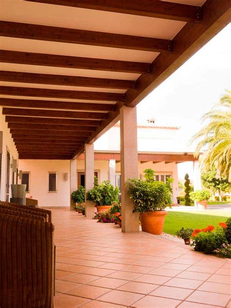 Innovación en diseño y fabricación de techos y pérgolas para jardines, cocheras, terrazas, roof gardens, albercas, salones de fiestas mezclando la resistencia del acero y la calidez y elegancia de la madera, con acabados de la mas alta calidad para decorar sus espacios. Techos de madera | Selección de tejados y cerramiento para ...