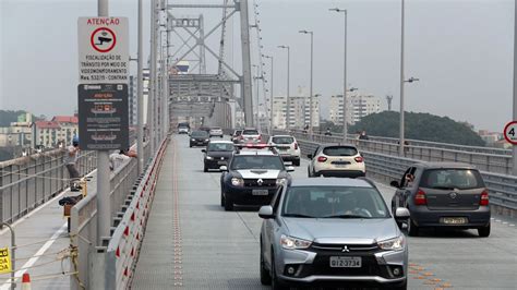 Ponte Hercílio Luz volta a receber tráfego de carros de passeio depois
