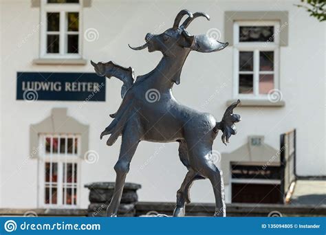 Konuk değerlendirmelerini okuyun ve size en uygun oteli seçin. Kitzbuehel, Tirol/Oostenrijk - September 18 2018: Klein Standbeeld Van Mascotte Van Kitzbuehel ...
